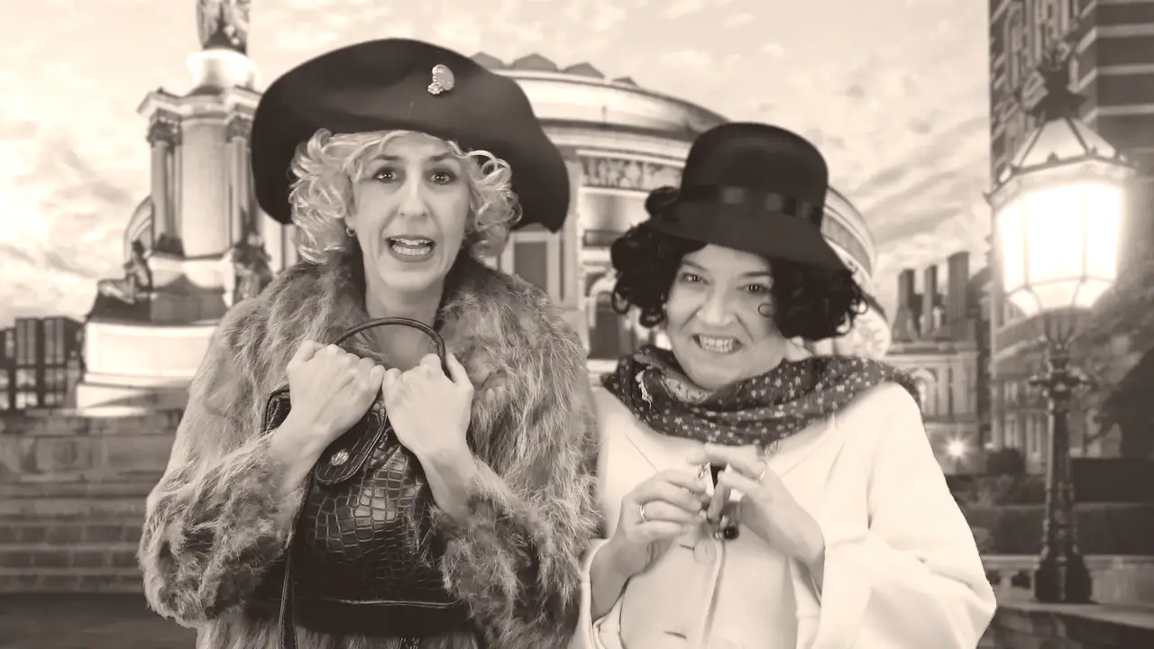 Mari y Pili con Conan Doyle